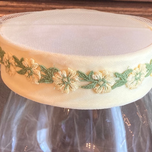 1950 Yellow Pill Box Hat with Full Veil 15 inch circumference - Picture 3 of 7